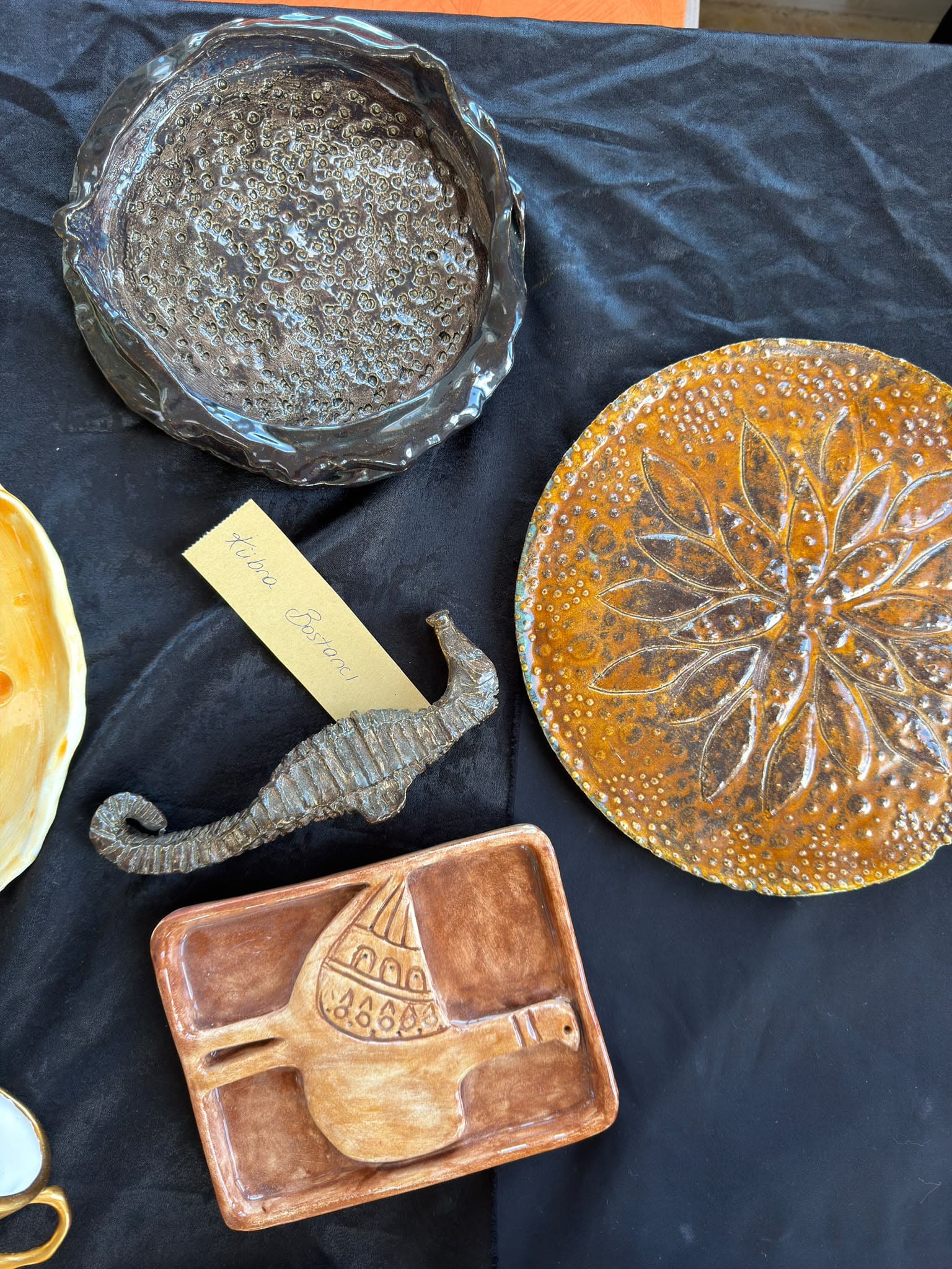 Kuş ve tekne figürlü sırlı tepsiler